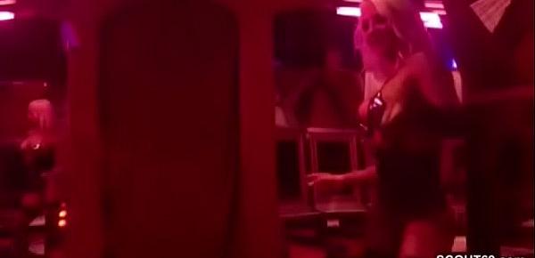  Echte Peep-Show mit geilem Teeny in Berlin heimlich gefilmt